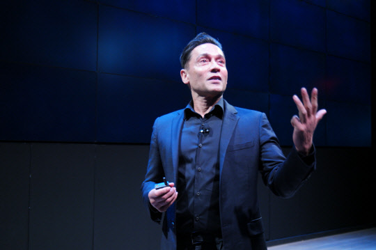 삼성전자가 27일(현지시간) 미국 뉴욕에 위치한 마케팅센터 '삼성837'에서 기자간담회를 열고, 29일 갤럭시S8을 공개하는 자리에서 브랜드 전략을 담은 신규 광고를 선보이겠다고 밝혔다. 피오 슝커 삼성전자 글로벌마케팅 담당 전무가 이날 자리에서 신규 광고에 대한 간략한 소개를 하고 있다. <삼성전자 제공>